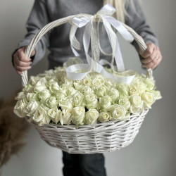 101 белая роза в корзине