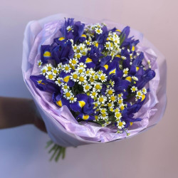 Букет из ирисов и ромашек