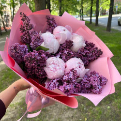 Букет сирени с пионами