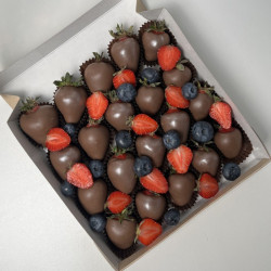 Клубника в шоколаде с ягодами Стандарт